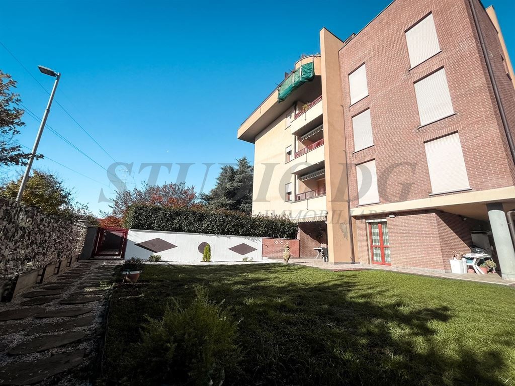 DUE LOCALI CON GIARDINO DI MQ.300