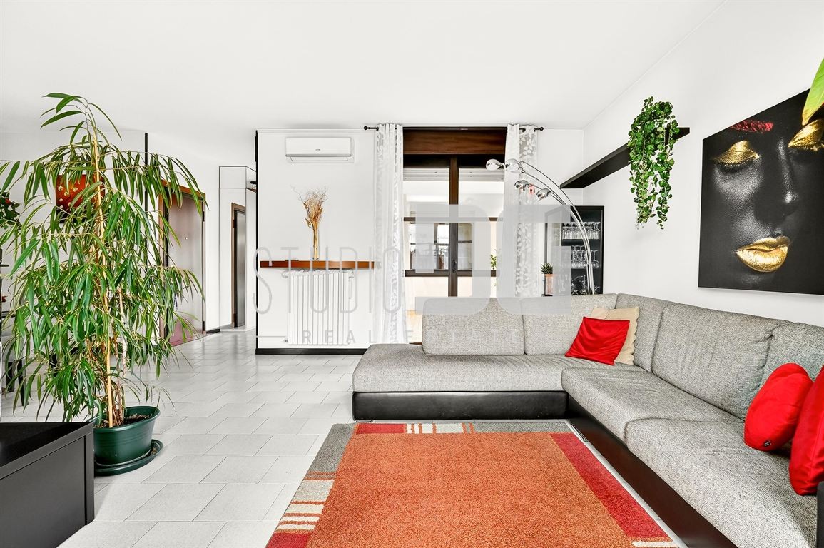 ZONA TRANQUILLA - AMPIO TRILOCALE CON TERRAZZO E BOX DOPPIO