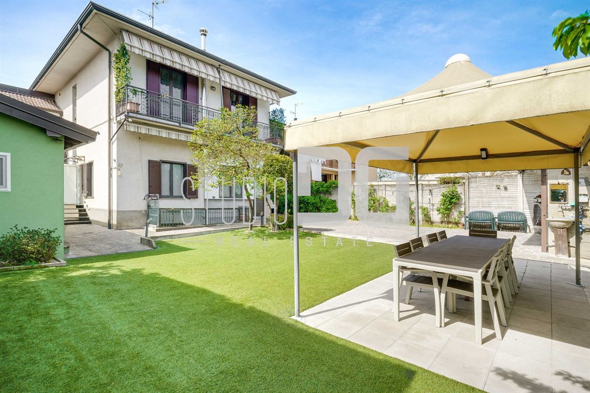 VILLA BIFAMILIARE CON AMPIO GIARDINO