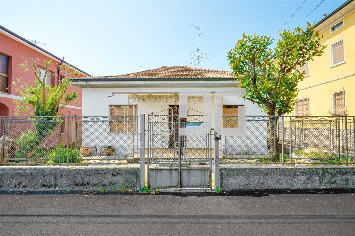 VILLA SINGOLA CON GIARDINO PRIVATO