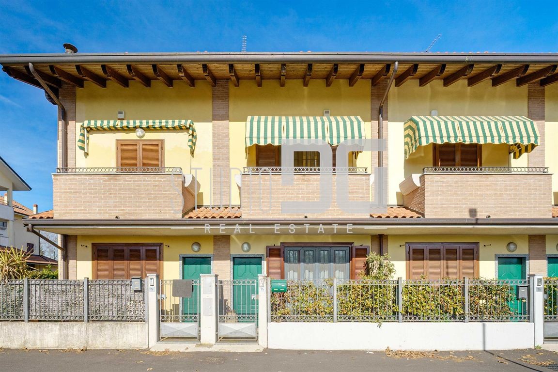 VENDESI VILLA A SCHIERA