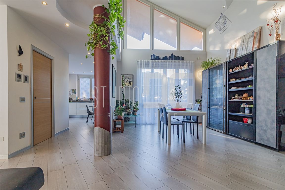 DUE LIVELLI DI LUCE E COMFORT: ATTICO DI PRESTIGIO