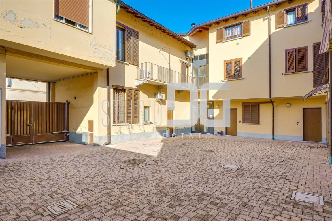 MONOLOCALE IN CORTE CARETTERISTICA LIBERO DA SUBITO