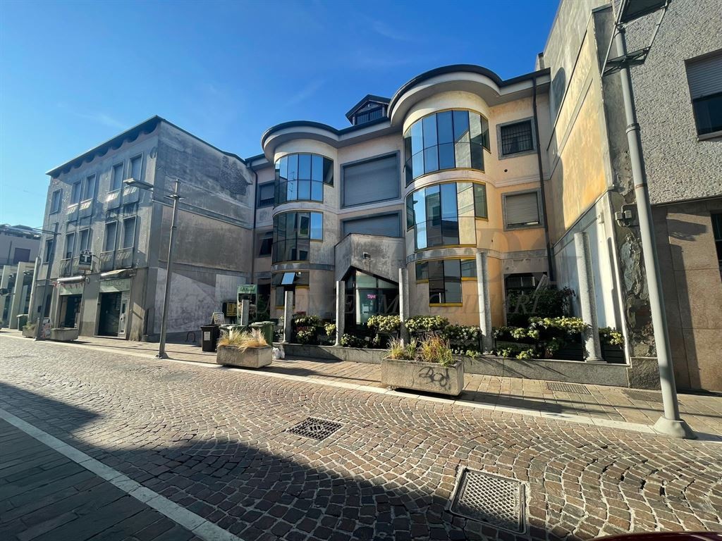 UFFICIO SU STRADA DI 180 MQ – ZONA SERVITA