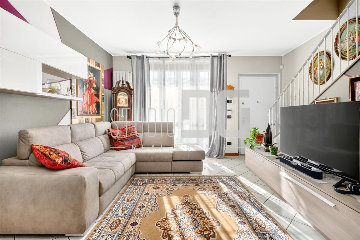 VENDESI VILLA A SCHIERA