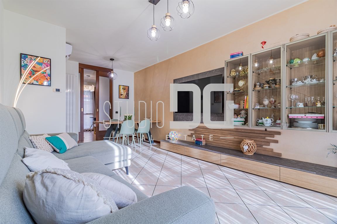 VENDESI VILLA A SCHIERA