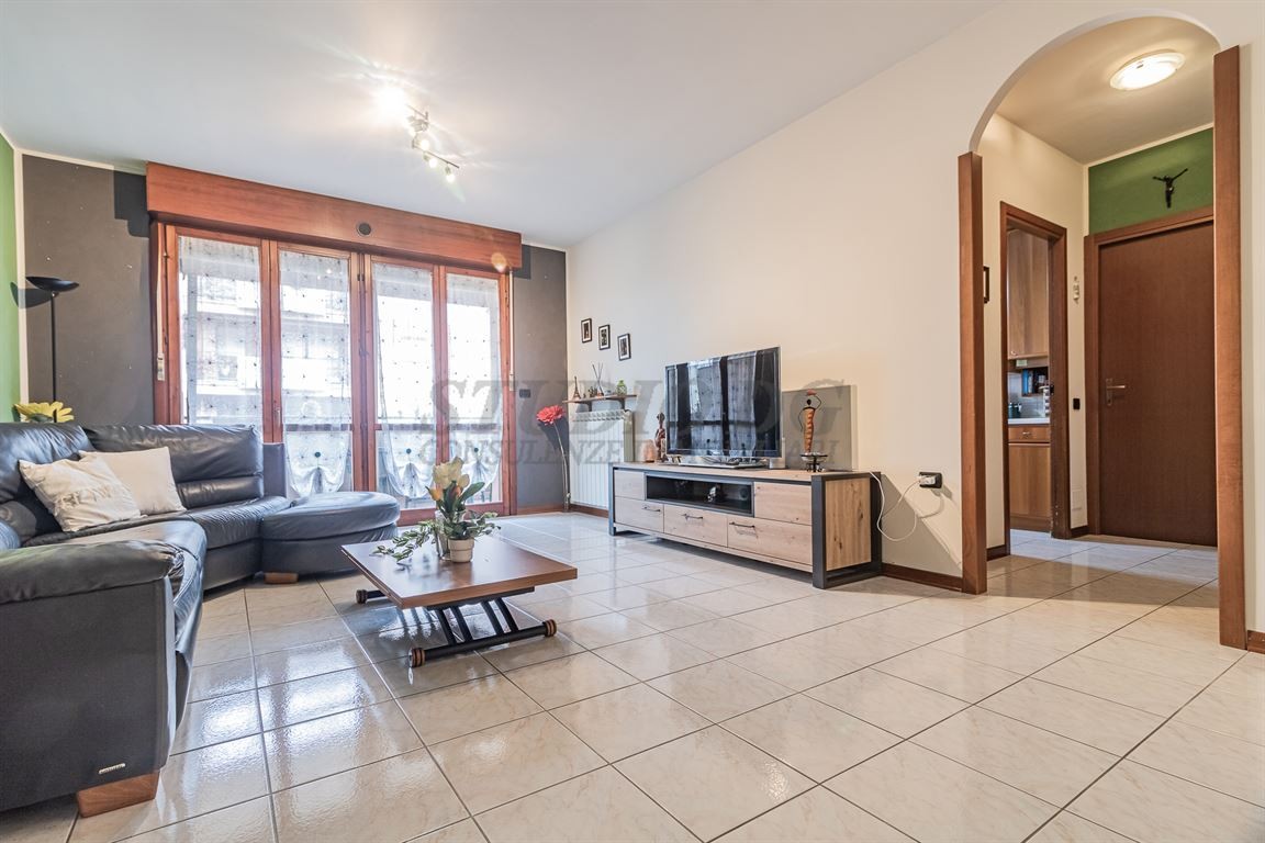 AMPIO LUMINOSO TRILOCALE CON TERRAZZO