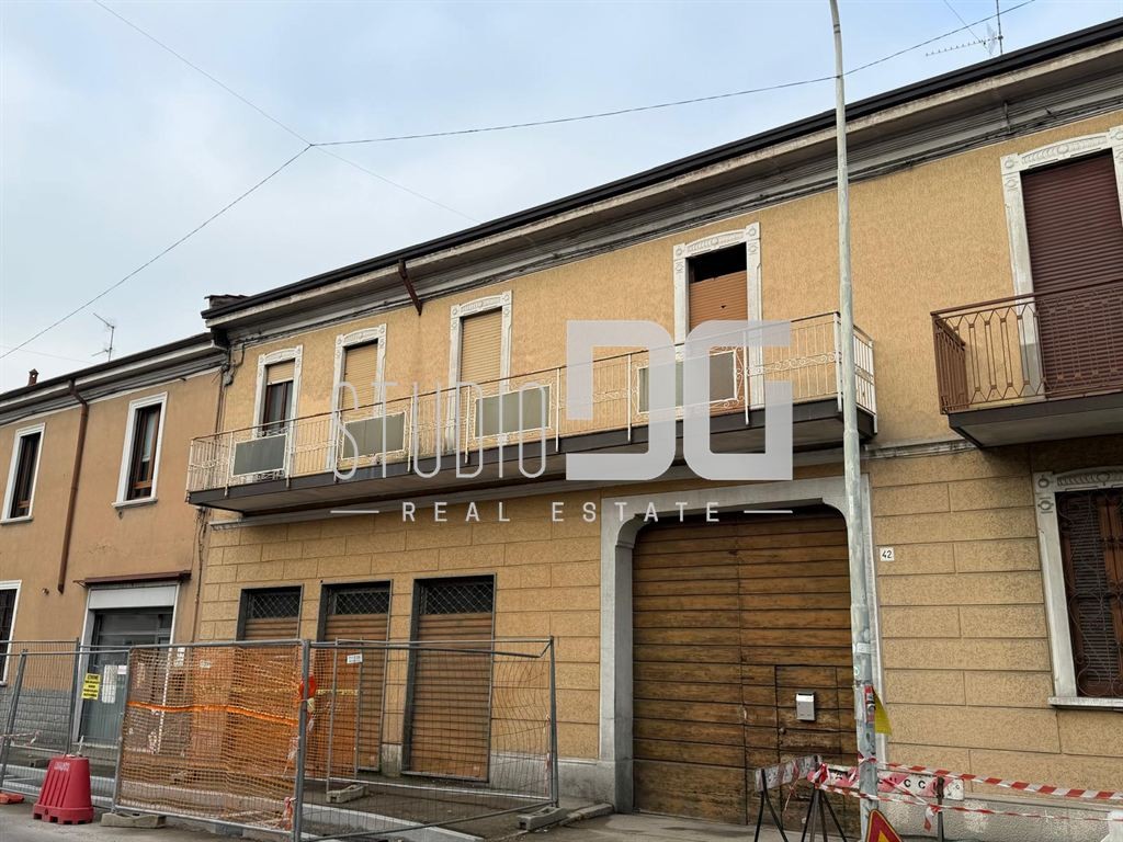 AMPIO  TRILOCALE DA RISTRUTTURARE