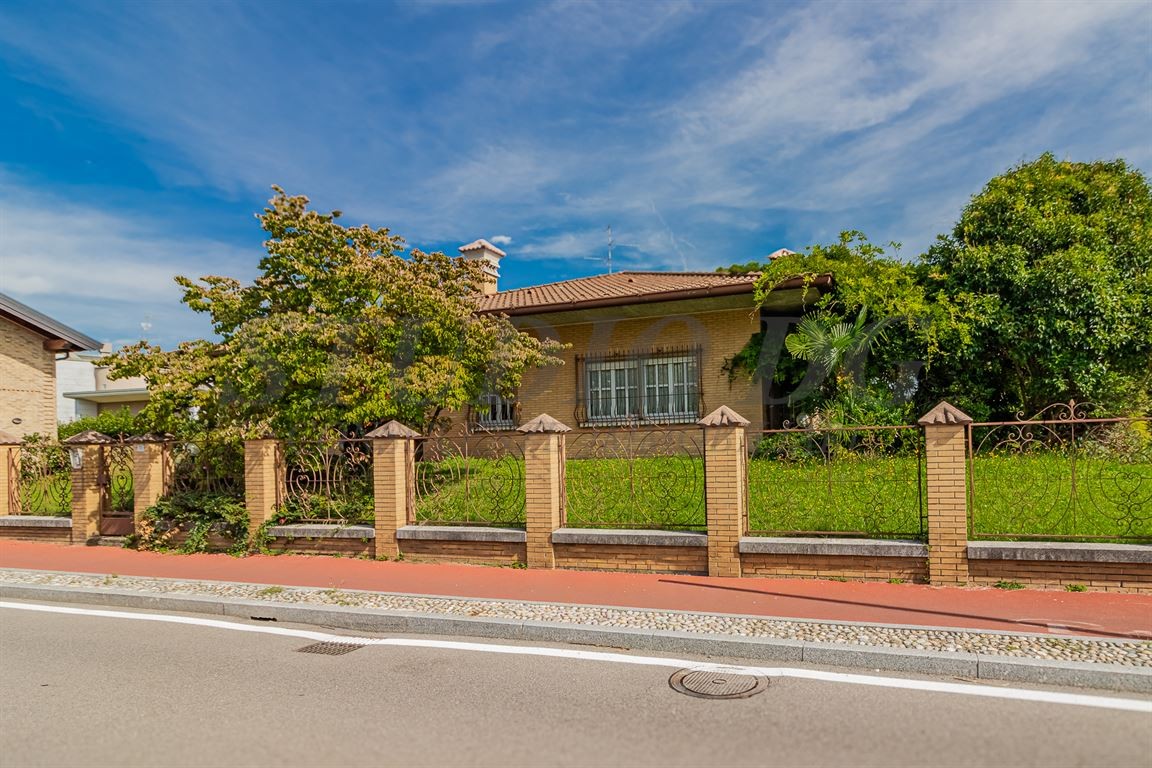 SPLENDIDA VILLA SINGOLA CON AMPIO GIARDINO DI 1000 MQ.